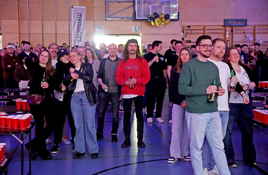 Gute Stimmung beim Bierpong-Wettbewerb in Heinsheim: Teilnehmer und Zuschauer feiern gemeinsam.