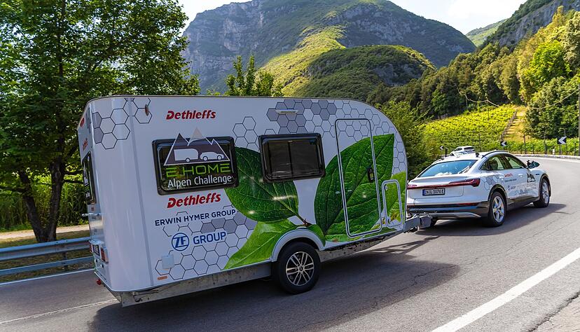Über alle Berge: Nun, nicht über alle, aber bei der Fahrt über die Alpen musste sich das E-Gespann aus Detleffs e.Home und elektrischem Audi bewähren.
