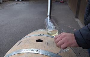 Der Wein muss regelmäßig probiert werden, ob er sich auch richtig entwickelt. Der Wein muss regelmäßig probiert werden, ob er sich auch richtig entwickelt.