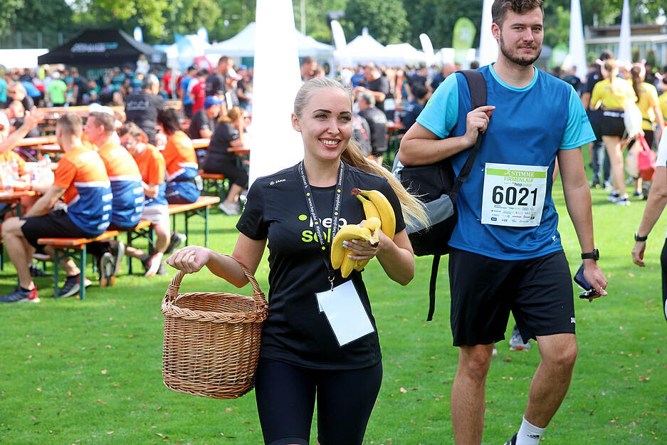 Bananen sind eine gesunde Sportlernahrung beim Stimme-Firmenlauf. Bananen sind eine gesunde Sportlernahrung beim Stimme-Firmenlauf.