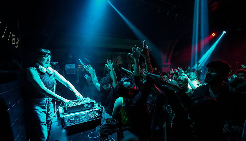 Die in Berlin lebende DJ Nuria legt in Damaskus auf. Die in Berlin lebende DJ Nuria legt in Damaskus auf.