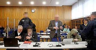 Zwei Angeklagte aus den Niederlanden m&uuml;ssen sich seit Montag unter anderem wegen gemeinschaftlich versuchten Mordes vor dem Heilbronner Landgericht verantworten.