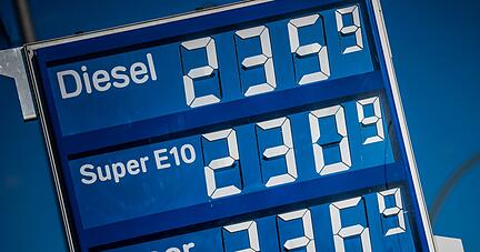 Die Spritpreise f&uuml;r Diesel und Benzin sind an einer Tankstelle angezeigt.