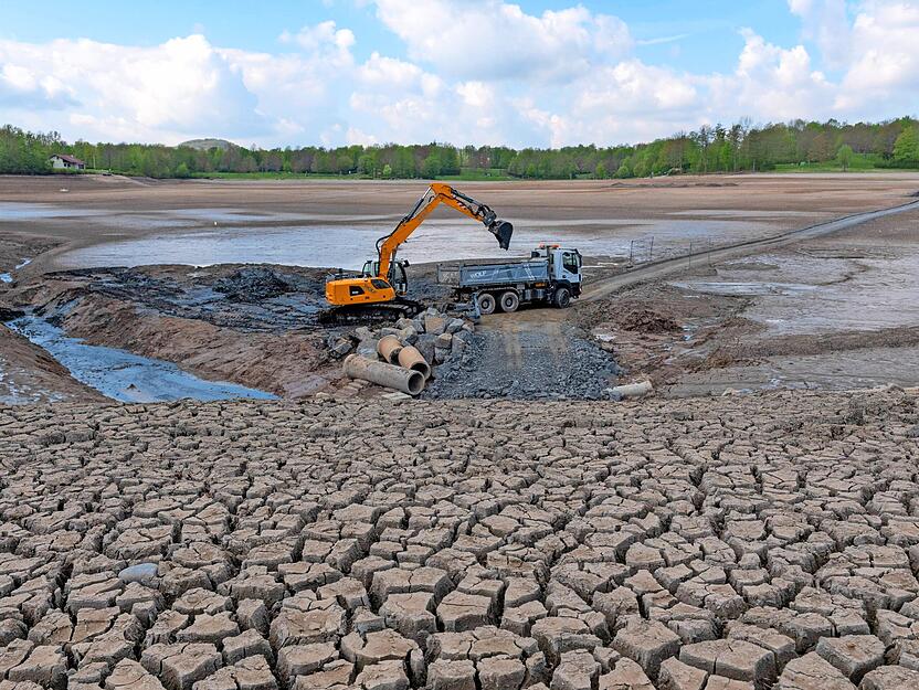 Im Mai 2021 konnten die Sanierungsarbeiten starten: Dazu gehörte, am Ablassbauwerk des Hochwasserrückhaltebeckens Sediment abzugraben.