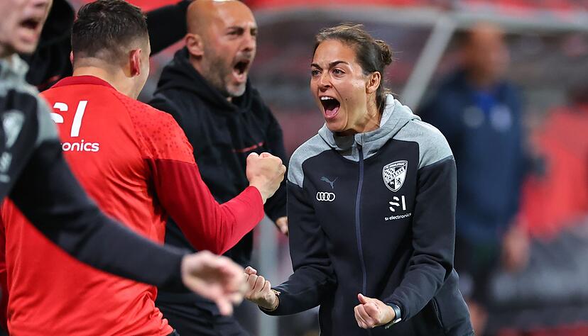 Ingolstadts Trainerin Sabrina Wittmann jubelt über den Treffer ihrer Mannschaft zum 1:1.