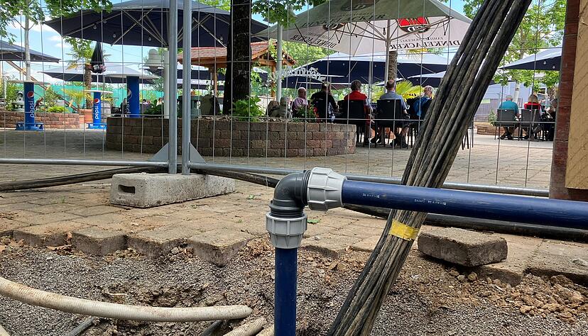 Der Biergarten mit 150 Plätzen im Happy Match hat wieder geöffnet. Den ganzen Sommer über müssen noch die Hochwasserschäden beseitigt werden. Der Biergarten mit 150 Plätzen im Happy Match hat wieder geöffnet. Den ganzen Sommer über müssen noch die Hochwasserschäden beseitigt werden.