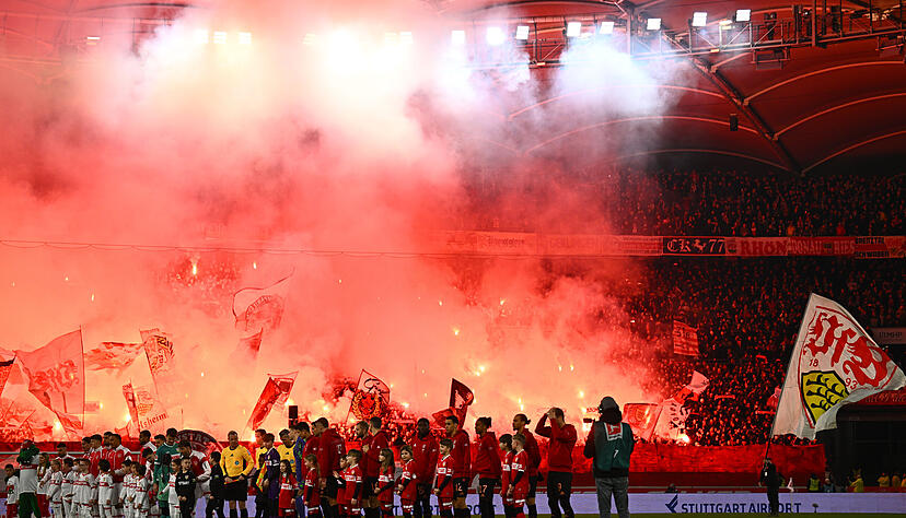Der VfB Stuttgart empfängt zum Auftakt des 24. Spieltags den FC Bayern München. Die Fans zünden eine Pyroshow.