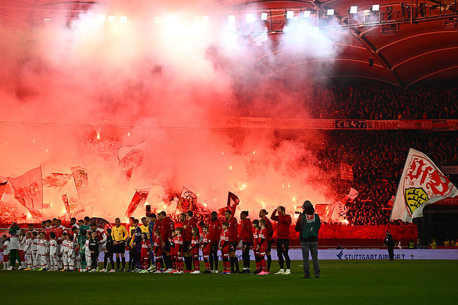 Der VfB Stuttgart empfängt zum Auftakt des 24. Spieltags den FC Bayern München. Die Fans zünden eine Pyroshow.