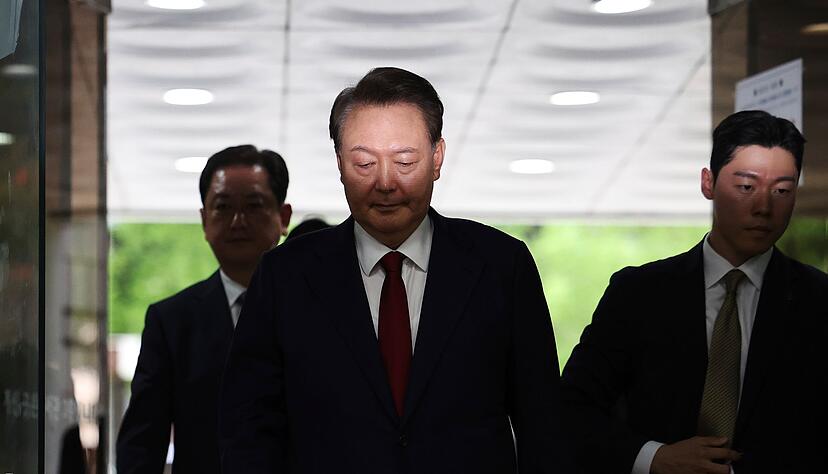 S&uuml;dkoreas Ex-Pr&auml;sident Yoon Suk Yeol, der im Dezember 2024 das Kriegsrecht verh&auml;ngt hatte, wurde nun wegen Behinderung der Justiz verurteilt. (Archivbild)