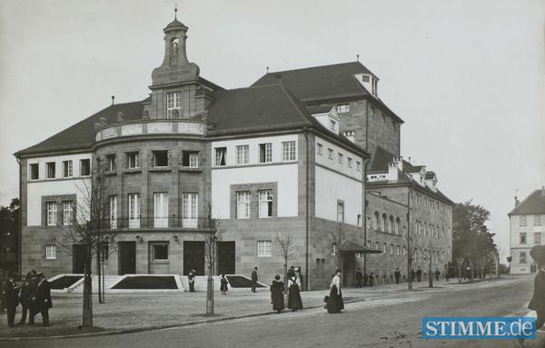 Der Haupteingang des im Jugendstil erbauten Heilbronner Stadttheaters an der Allee im Eröffnungsjahr 1913.