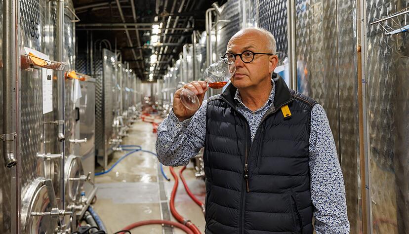 Winzer Bernhard Jung schmeckt einen Roséwein ab. Sein Großvater Carl hat vor 115 Jahren eine Methode erfunden, den Alkohol im Wein bei niedrigen Temperaturen verdampfen zu lassen. Heute bringen immer mehr Winzer entalkoholisierte Weine nach der Jung-Methode auf den Markt. Winzer Bernhard Jung schmeckt einen Roséwein ab. Sein Großvater Carl hat vor 115 Jahren eine Methode erfunden, den Alkohol im Wein bei niedrigen Temperaturen verdampfen zu lassen. Heute bringen immer mehr Winzer entalkoholisierte Weine nach der Jung-Methode auf den Markt.
