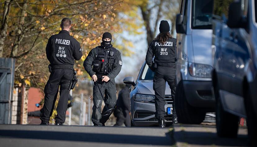 Erneut durchsuchte die Polizei Häuser. Erneut durchsuchte die Polizei Häuser.