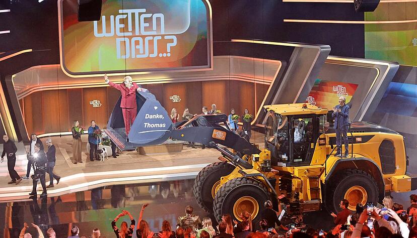 Thomas Gottschalk wird am Ende der ZDF-Show "Wetten, dass..?" in einer Baggerschaufel über die Bühne gefahren.