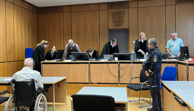 Im Rollstuhl wird der 67 Jahre alte Angeklagte in den Gerichtssaal gebracht. Er soll im Mai vergangenen Jahres andere Verkehrsteilnehmer in Todesangst versetzt haben. Foto: Tscherwitschke Im Rollstuhl wird der 67 Jahre alte Angeklagte in den Gerichtssaal gebracht. Er soll im Mai vergangenen Jahres andere Verkehrsteilnehmer in Todesangst versetzt haben. Foto: Tscherwitschke