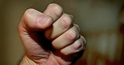 ARCHIV&nbsp;- Eine geballte Faust (Foto vom 11.01.2008) (Illustrationsfoto zum Thema Gewalt). Foto: Karl-Josef Hildenbrand/dpa   (zu dpa "Gewaltt&auml;tiger Polizist vor Gericht - Schl&auml;ge bei Personenkontrolle" vom 16.08.2016) +++(c) dpa - Bildfunk+++ | Verwendung weltweit
