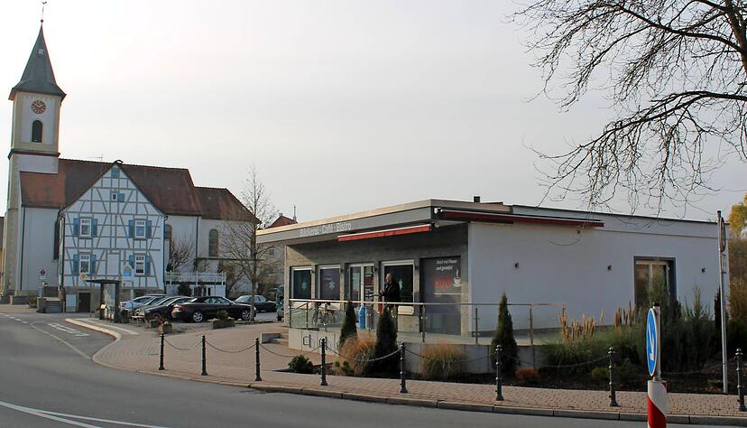 Die Gemeinde hat die ehemalige Bank gekauft und umgebaut. Ein Bäcker betreibt dort mittlerweile ein beliebtes Café. Kunden von auswärts haken immer mal wieder nach, ob das der Tatort sei.
Foto: Simon Gajer Die Gemeinde hat die ehemalige Bank gekauft und umgebaut. Ein Bäcker betreibt dort mittlerweile ein beliebtes Café. Kunden von auswärts haken immer mal wieder nach, ob das der Tatort sei.
Foto: Simon Gajer