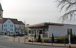 Die Gemeinde hat die ehemalige Bank gekauft und umgebaut. Ein Bäcker betreibt dort mittlerweile ein beliebtes Café. Kunden von auswärts haken immer mal wieder nach, ob das der Tatort sei.
Foto: Simon Gajer