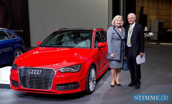 Der Vorsitzende des Aufsichtsrats der Volkswagen AG, Ferdinand Piech und seine Ehefrau Ursula Piech stehen vor Beginn der Hauptversammlung der Audi AG in Neckarsulm neben einem Audi A3 e-tron. Der Vorsitzende des Aufsichtsrats der Volkswagen AG, Ferdinand Piech und seine Ehefrau Ursula Piech stehen vor Beginn der Hauptversammlung der Audi AG in Neckarsulm neben einem Audi A3 e-tron.