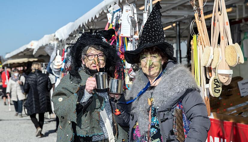 Ein Hauch von Rosenmontag auf dem Pferdemarkt mit den als Hexen verkleideten Faschingsfreundinnen Marion Diedel aus Massenbachhausen und Ramona Gratzel aus Brackenheim. Ein Hauch von Rosenmontag auf dem Pferdemarkt mit den als Hexen verkleideten Faschingsfreundinnen Marion Diedel aus Massenbachhausen und Ramona Gratzel aus Brackenheim.