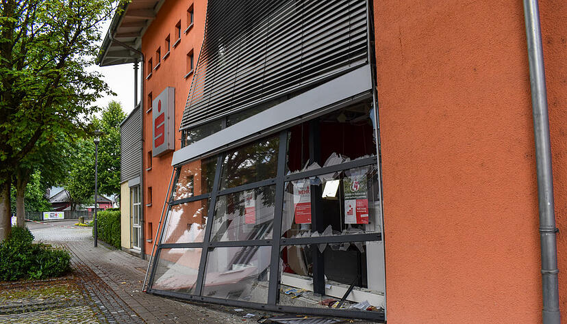 Zerstörte Fensterscheiben sind nach einer Explosion eines Geldautomaten an einer Sparkasse zu sehen. Zerstörte Fensterscheiben sind nach einer Explosion eines Geldautomaten an einer Sparkasse zu sehen.