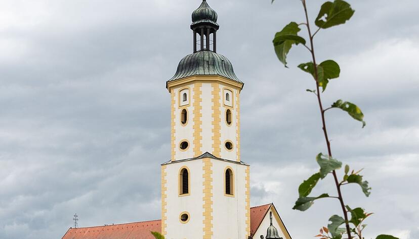 Das Besondere an der Wallfahrtskirche Maria Brünnlein offenbart sich im Inneren: ein Brunnen-Altar. Das Besondere an der Wallfahrtskirche Maria Brünnlein offenbart sich im Inneren: ein Brunnen-Altar.