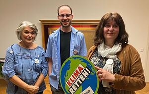 Organisieren Infoabend zu Windkraft im Wald bei Kirchhausen: Karin Haug vom BUND-Vorstand aus der Region Heilbronn-Franken (links), Yassin Cherid vom Dialogforum Energiewende und Naturschutz sowie Andrea Hohlweck, BUND-Regionalgeschäftsführerin Heilbronn-Franken. Foto: Simon Gajer Organisieren Infoabend zu Windkraft im Wald bei Kirchhausen: Karin Haug vom BUND-Vorstand aus der Region Heilbronn-Franken (links), Yassin Cherid vom Dialogforum Energiewende und Naturschutz sowie Andrea Hohlweck, BUND-Regionalgeschäftsführerin Heilbronn-Franken. Foto: Simon Gajer