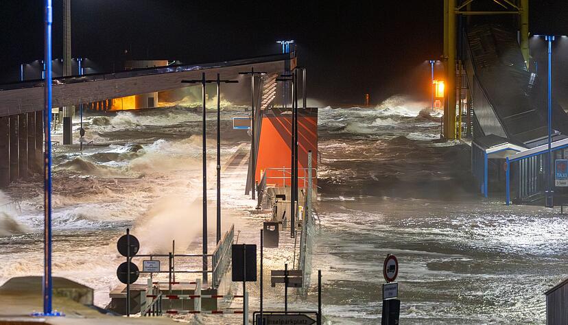 Ein Sturmtief treibt das Wasser gegen die schleswig-holsteinische Nordseeküste. Ein Sturmtief treibt das Wasser gegen die schleswig-holsteinische Nordseeküste.