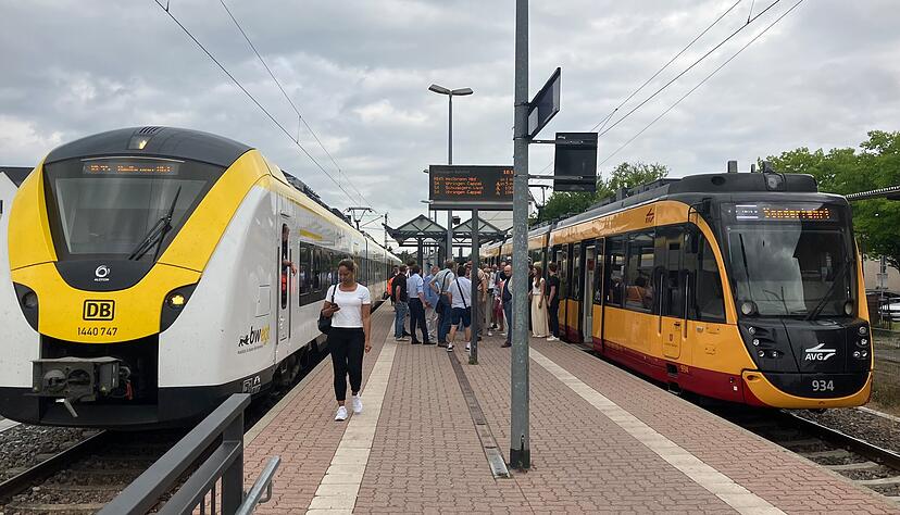 Regionalexpress und Stadtbahn treffen sich am Bahnhof Schwaigern: Das eingleisige Nadelöhr dort ist beseitigt.