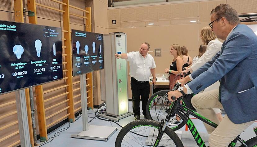Bernhard Lang (links), Hersteller der Energiefahrräder, erläutert Minister Peter Hauk und der Abgeordneten Isabell Huber (CDU) die Station des Wüstenroter Energieerlebnispfads.