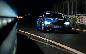 Der BMW von Yannick Fübrich auf dem Weg zu einem Boxenstopp. Nach einem Tausch von Querlenker und Spurstange folgte eine Aufholjagd zum Klassensieg.