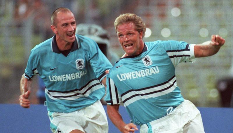 Stürmer Olaf Bodden (r) vom TSV 1860 München dreht nach einem Tor zur 2:1-Führung gegen den Karlsruher SC in München jubelnd ab. Foto: Peter Kneffel Stürmer Olaf Bodden (r) vom TSV 1860 München dreht nach einem Tor zur 2:1-Führung gegen den Karlsruher SC in München jubelnd ab. Foto: Peter Kneffel