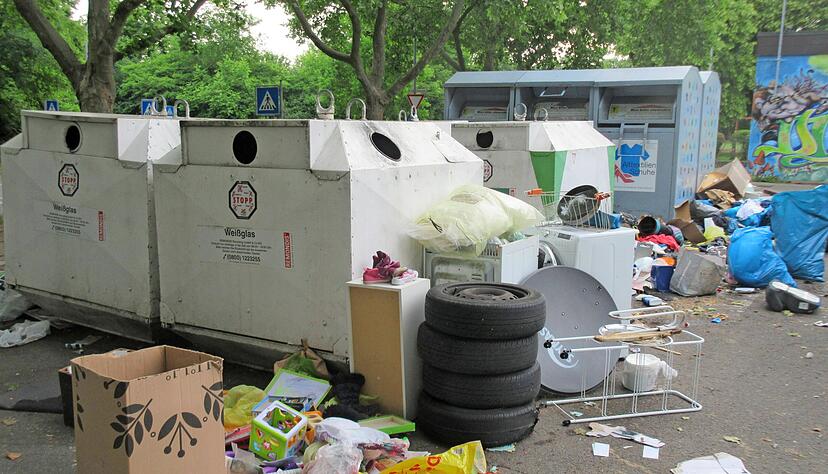 Illegale Müllablagerungen an der Viehweide, aber auch an anderen Standorten, sind vielen Böckingern ein Dorn im Auge.
Foto: Archiv/privat Illegale Müllablagerungen an der Viehweide, aber auch an anderen Standorten, sind vielen Böckingern ein Dorn im Auge.
Foto: Archiv/privat