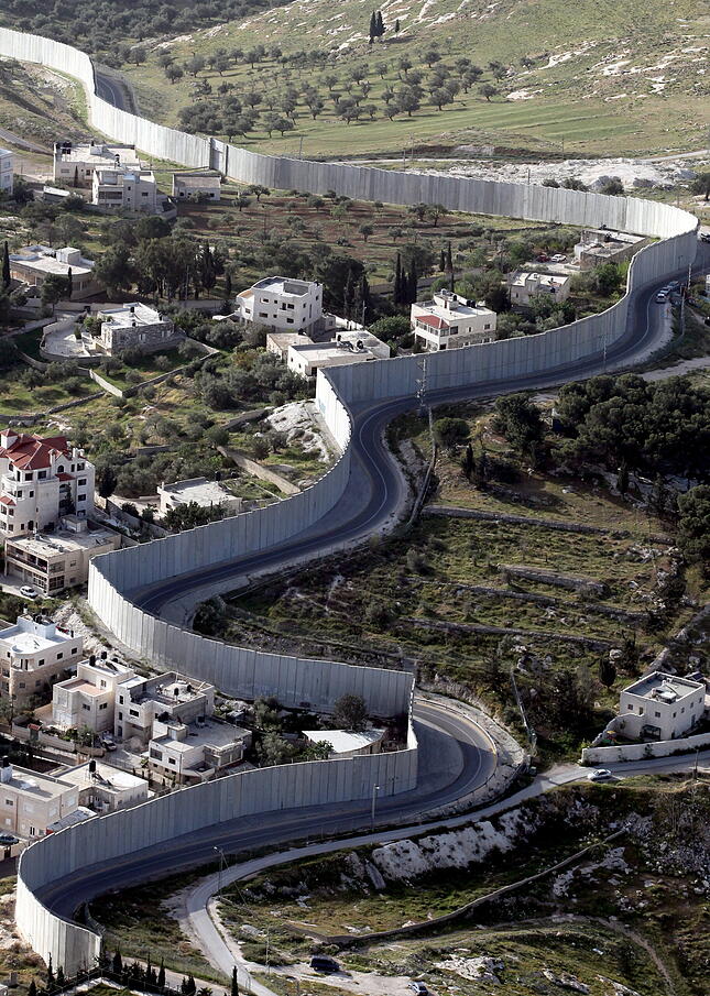 ARCHIV - Ein Teil der Mauer zwischen Israel und den Palästinensischen Autonomiegebieten, aufgenommen bei Jerusalem am 17.04.2011. Vor zehn Jahren hat Israel mit dem Bau der Sperranlage zum Westjordanland begonnen. Viele Freunde hat sich das Land damit nicht gemacht. Hunderttausende Palästinenser leiden unter der Barriere. Foto: ABIR SULTAN dpa (zu dpa-Korr "Zehn Jahre Zaun: Schutz für Israelis, Bürde für Palästinenser" vom 15.06.2012)  +++(c) dpa - Bildfunk+++ |