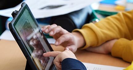 Sch&uuml;ler einer Klasse der Berliner Hunsr&uuml;ck-Grundschule l&ouml;sen im Unterricht an einem Tablet eine Aufgabe.
