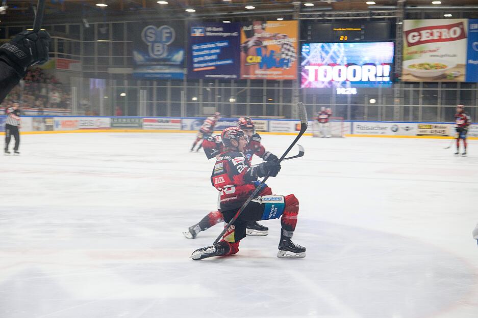 Im zweiten Drittel legten die Memminger nach und gingen 3:0 in Führung. Im zweiten Drittel legten die Memminger nach und gingen 3:0 in Führung.