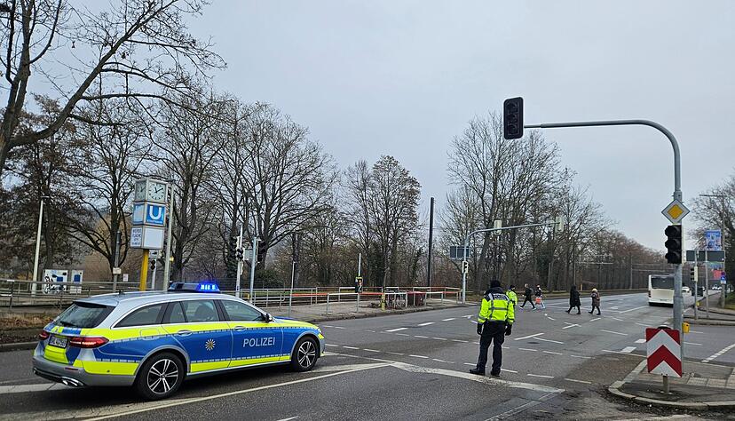 Polizisten mussten teils den Verkehr an ausgefallenen Ampeln in Stuttgart regeln.