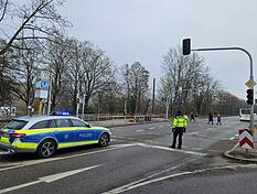Polizisten mussten teils den Verkehr an ausgefallenen Ampeln in Stuttgart regeln.