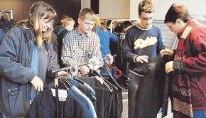 Premiere im feinen Zwirn: Viele Konfirmanden tragen zum ersten Mal in ihrem Leben einen richtigen Anzug mit Krawatte.Foto: Ulrike Kugler Premiere im feinen Zwirn: Viele Konfirmanden tragen zum ersten Mal in ihrem Leben einen richtigen Anzug mit Krawatte.Foto: Ulrike Kugler