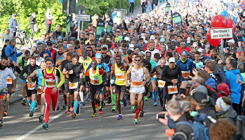 Gänsehautstimmung beim Start des Trollinger-Marathons: Wegen der Pandemie fällt der 20. Jubiläums-Trolli am 17. Mai aus. Doch es gibt ein Trostpflaster.
Foto: Archiv/Veigel