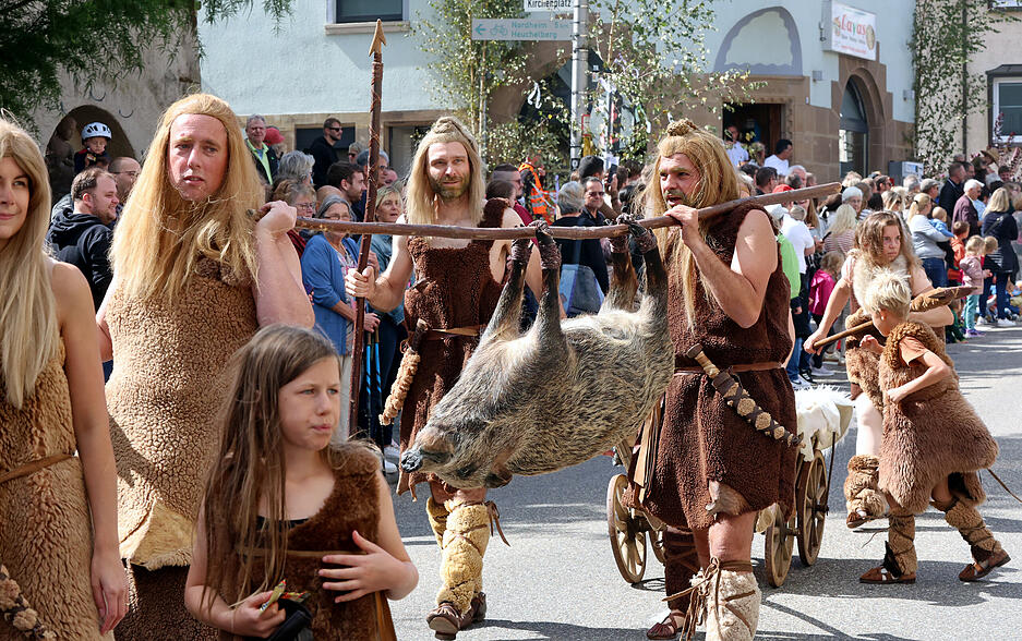 17 Festwagen waren unter den 37 Gruppen, die am Festzug unter dem Motto „55 Jahre Leingarten“ beim Käsritt teilnahmen.