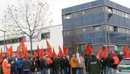 Geballte Gewerkschaftsmacht: Etwa 200 Metaller demonstrierten gestern vor dem Werk 3 der Firma Kaco Gerätetechnik für Betriebsratswahlen. An den Fenstern im Gebäude hingen Zettel: „IG Metall go home!”