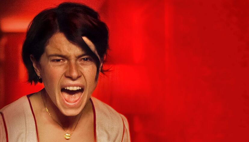 Harper (Jessie Buckley) schl&auml;gt zur&uuml;ck.