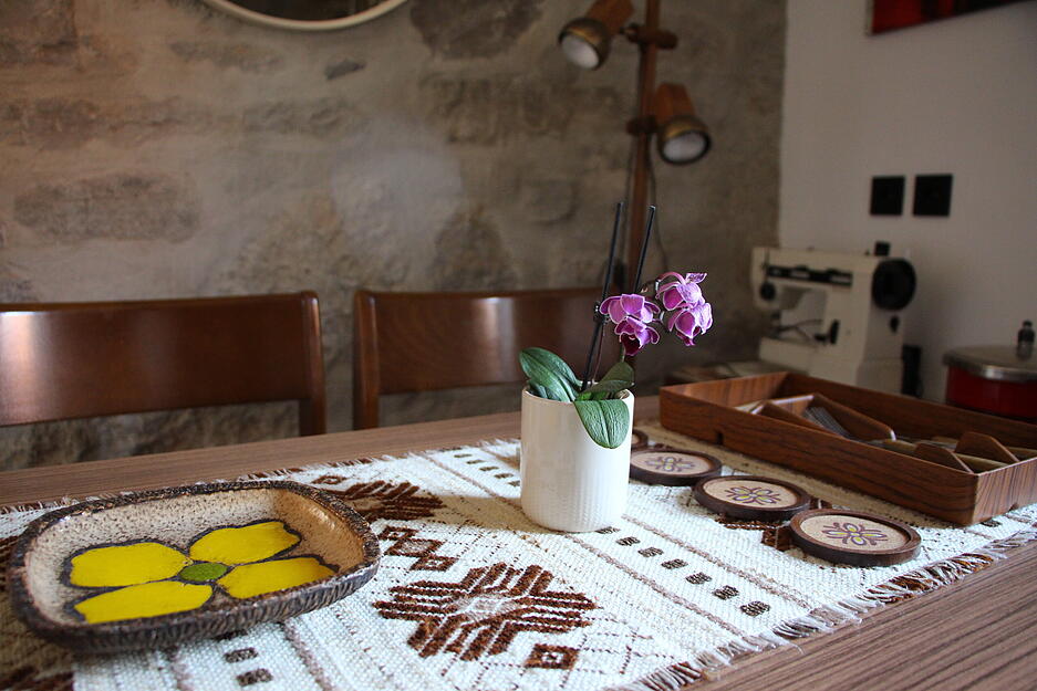 Die Kombination aus Natursteinwänden und 70er-Jahre Einrichtung prägt das Wohnen im Turm in Niedernhall. Die Kombination aus Natursteinwänden und 70er-Jahre Einrichtung prägt das Wohnen im Turm in Niedernhall.