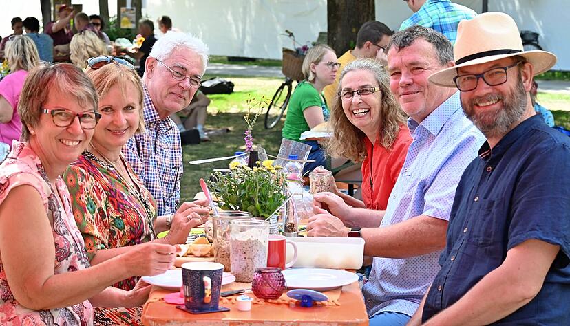 Viele fr&ouml;hliche Gesichter sieht man beim diesj&auml;hrigen Picknick in bunt. Und ob mitgebrachtes Essen oder vorbestellte K&ouml;rbe &minus; geschmeckt hat es allen.