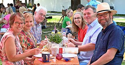 Viele fr&ouml;hliche Gesichter sieht man beim diesj&auml;hrigen Picknick in bunt. Und ob mitgebrachtes Essen oder vorbestellte K&ouml;rbe &minus; geschmeckt hat es allen.
Fotos: Katrin Draskovits