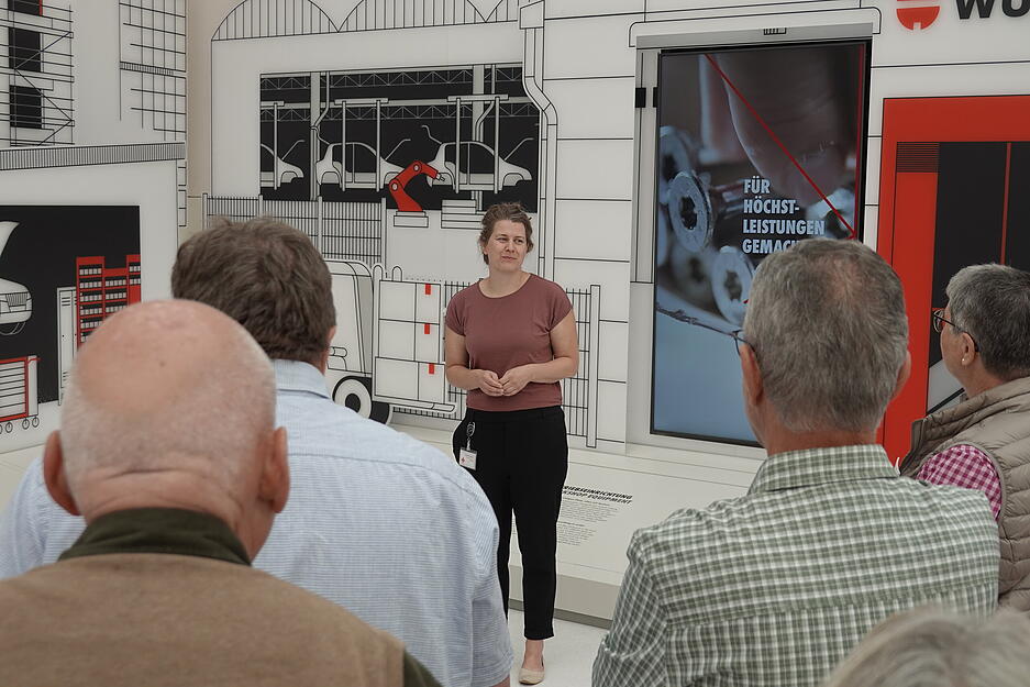 Einblicke in das Innovationszentrum Curio in Gaisbach: Pressesprecherin Ursula Zipperer begr&uuml;&szlig;t die G&auml;ste