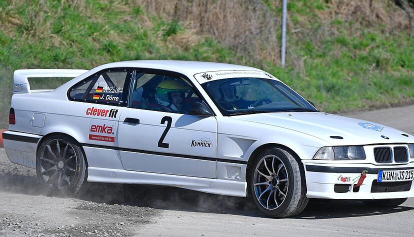 Jörg Dörre und Robin Zaiß bewegten ihren BMW M3 E36 mehr als 23 Sekunden schneller über die 35 WP-Kilometer als ihre ersten Verfolger Rainer Noller/Tanja Schlicht. Jörg Dörre und Robin Zaiß bewegten ihren BMW M3 E36 mehr als 23 Sekunden schneller über die 35 WP-Kilometer als ihre ersten Verfolger Rainer Noller/Tanja Schlicht.