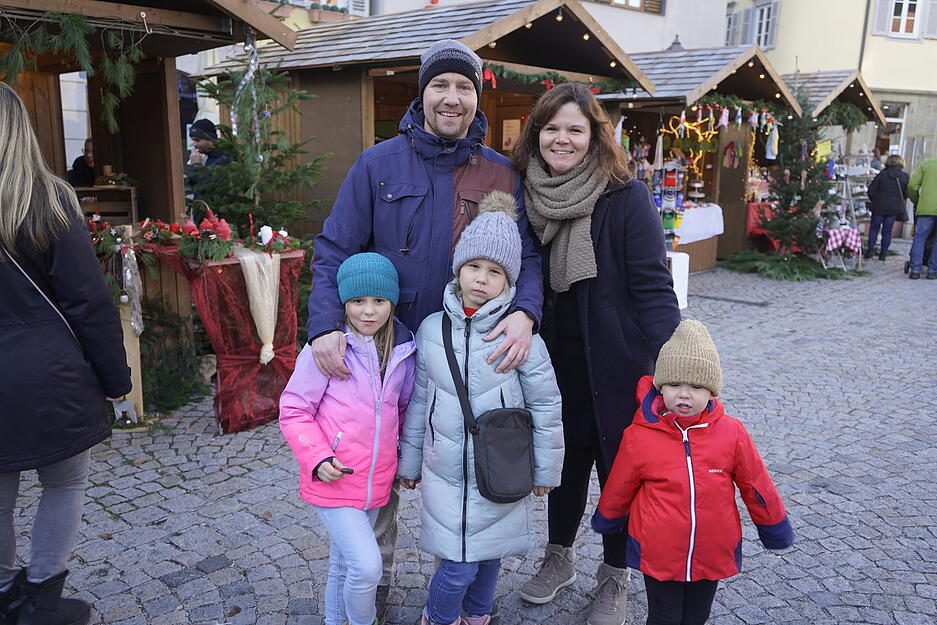 "Winter-Wunder-Weihnachtsglanz" ist das Motto des Öhringer Weihnachtsmarktes. Vom ersten bis zum dritten Adventswochenende erwarten die zahlreichen Besucher liebevolle Geschenkideen und viele Köstlichkeiten vor Ort. "Winter-Wunder-Weihnachtsglanz" ist das Motto des Öhringer Weihnachtsmarktes. Vom ersten bis zum dritten Adventswochenende erwarten die zahlreichen Besucher liebevolle Geschenkideen und viele Köstlichkeiten vor Ort.