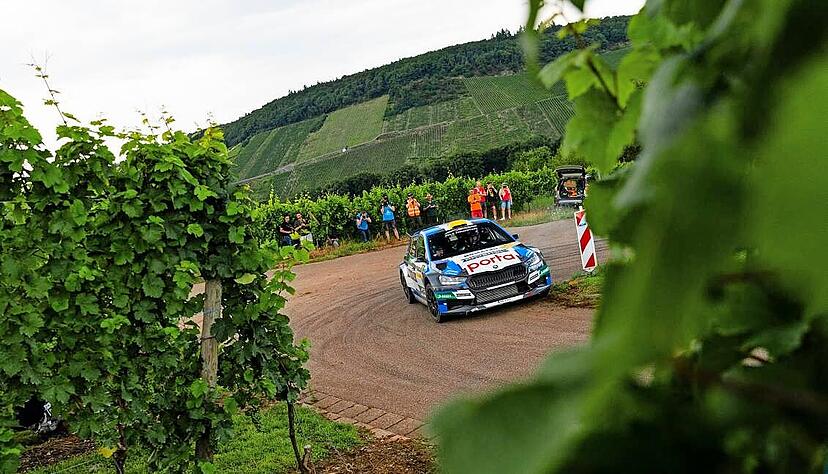 Dennis Rostek und Stefan Kopczyk hatten mit dem Wetter und ihrem Skoda Fabia RS Rally2 in den Weinbergen an der Mosel zu k&auml;mpfen.