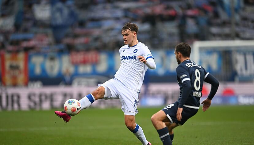 KSC-Talent Paul Scholl (l) stand zuletzt zweimal in der Startelf - und &uuml;berzeugte.